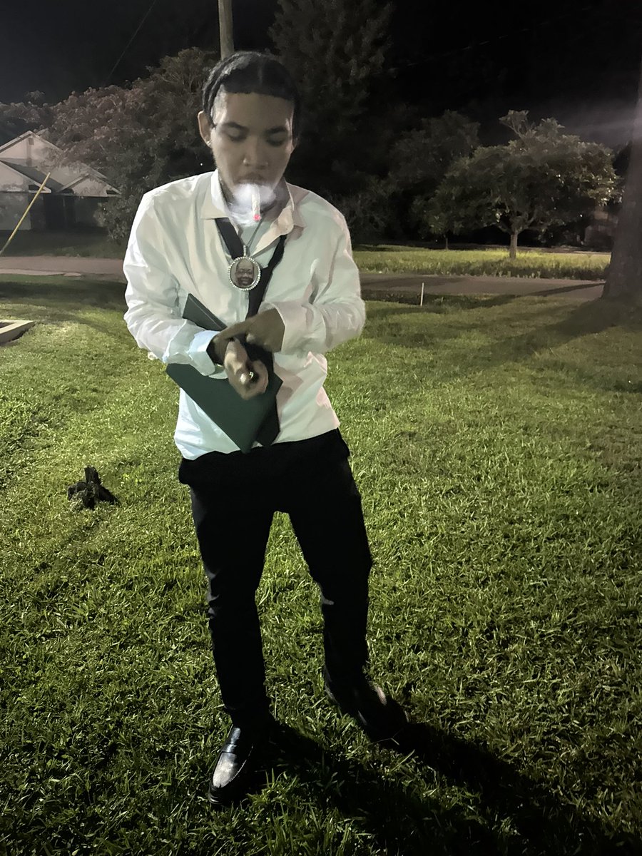 kaytrim's tweet photo. Hella off topic but i graduated last night😎 https://t.co/jtKktcI1vm