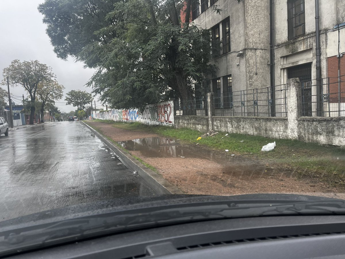 jcchiale1's tweet photo. Cancha de Fénix, puente sobre Pantanoso( Cerro) y escuela Nro.169  calle China, sería interesante que los materiales, tiempo y recursos humanos en pintar muros se destinen por ejemplo a hacer la vereda de la escuela.. y no enchastrar Montevideo https://t.co/ImI4V8bDqP