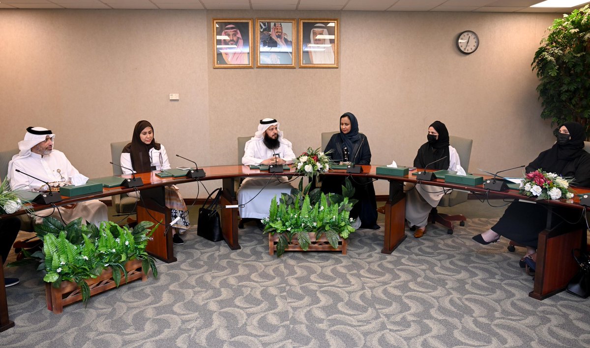 Jeddahhealth's tweet photo. شهد فرع وزارة الصحة بمحافظة جدة اليوم لقاءً مثمرًا جمع بين ممثلين من إدارة التعليم بجدة @MOE_JDH  و التجمعات الصحية ، بهدف مناقشة آفاق التعاون في تطوير مبادرات نوعية لتعزيز الصحة النفسية ، و كذلك صياغة مبادرات مستقبلية مشتركة ترسخ دعائم الصحة النفسية في مجتمعنا .
#تعاون_مثمر 
#مستقبل_أفضل