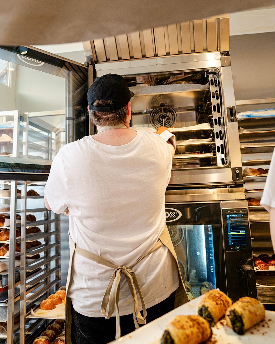 caterglobe's tweet image. Gail's Bath is open! This stunning location blends history &amp;amp; modern design, inspired by Roman baths. Caterglobe delivered &amp;amp; installed all equipment, ensuring a smooth handover. Cheers to this beautiful space! #GAILS #GAILSbakery #Bath #newbranch