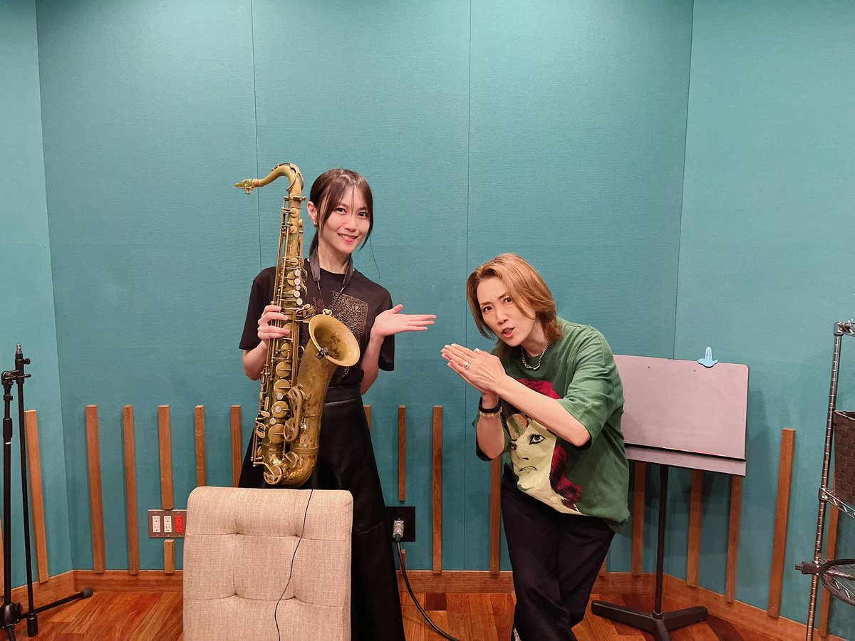 #ツイステ 新BGMの録りでござった！

ミュージシャンの皆さま🎶
Drums:早川誠一郎さん🥁
Bass:高井淳さん🎸
Guitar:鳴風さん🎸

Pìccolo:坂本圭さん🪈

Tenor sax:才恵加さん🎷

今回も素晴らしい演奏&amp;楽しい時間をありがとうございました✨
お届け出来る時が楽しみです👀