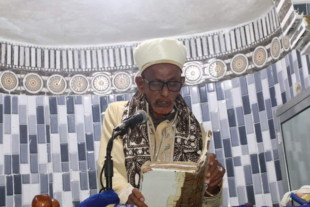 من العادات القديمة التي ما زالت تُمارَس في بعض الجوامع البنادرية القديمة: كتب خطب الجمعة المخطوطة، وهي عبارة عن مجلدين كل مجلد يُقرأ منه لستة أشهر. كان أئمة الجوامع يعتمدون عليها في نقل خطب الجمعة، ولكل مدينة نسختها الخاصة. 
تراث حيّ لا يزال يُتلى من على المنابر.