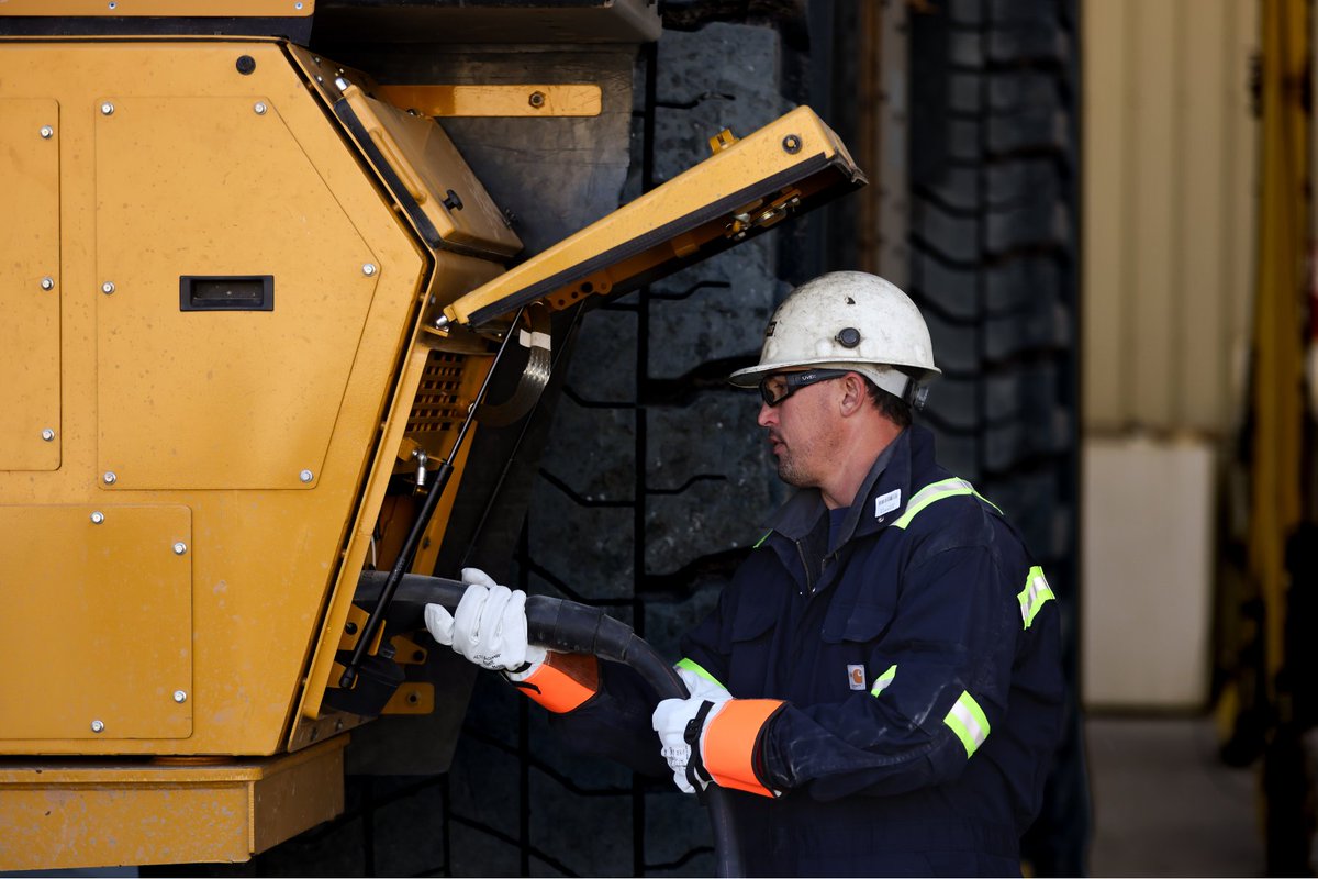 FM_FCX's tweet image. Freeport is testing the fully battery electric 793 XE Early Learner haul truck at Sierrita. 🚜🔋 As part of an Early Learner program, Freeport will help evaluate performance in real-world mining conditions. 

With a focus on innovative charging solutions and a goal of net zero…