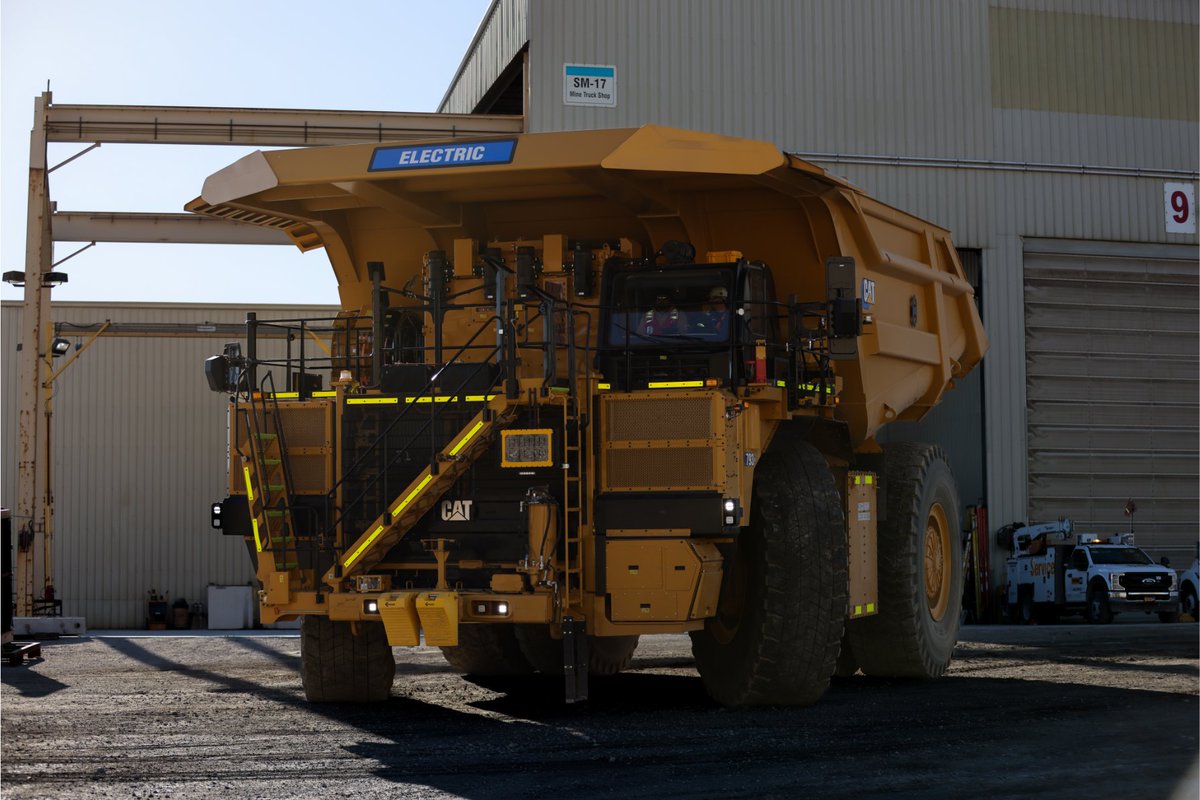 FM_FCX's tweet image. Freeport is testing the fully battery electric 793 XE Early Learner haul truck at Sierrita. 🚜🔋 As part of an Early Learner program, Freeport will help evaluate performance in real-world mining conditions. 

With a focus on innovative charging solutions and a goal of net zero…