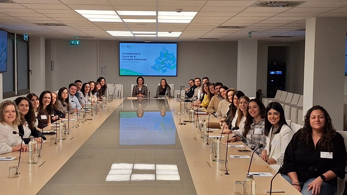 FarmaceuticosSC's tweet photo. 📸💚 Hoy Víctor Pérez, del departamento técnico farmacéutico del Colegio y uno de nuestro FoCo, ha asistido la sede de @Farmaceuticos_ con el resto de Colegios para celebrar la X Jornada Nacional FoCo y seguir impulsando el futuro de la #FarmaciaAsistencial.
#RedFoco https://t.co/6F8987rvdp