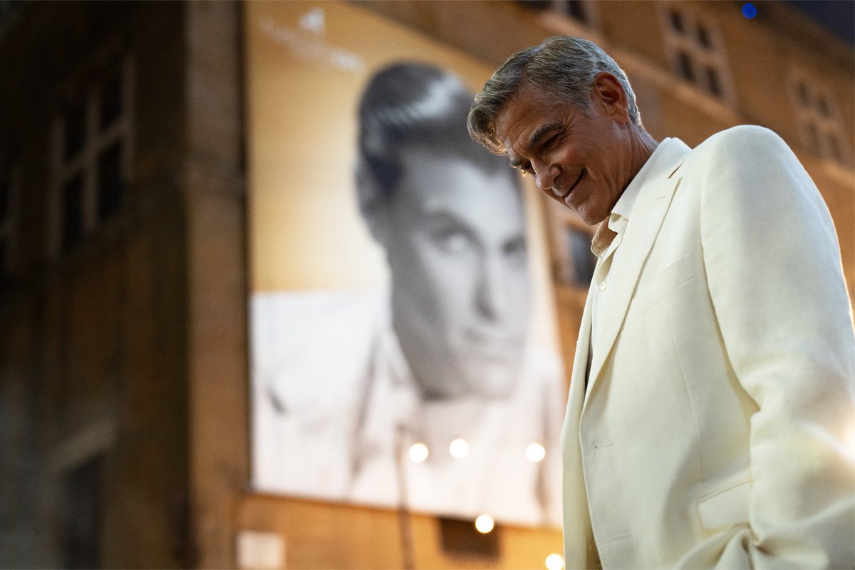 Iedereen kent Jay Kelly, maar Jay Kelly kent zichzelf niet.
George Clooney en Adam Sandler spelen de hoofdrollen in Jay Kelly, vanaf 5 december op Netflix.