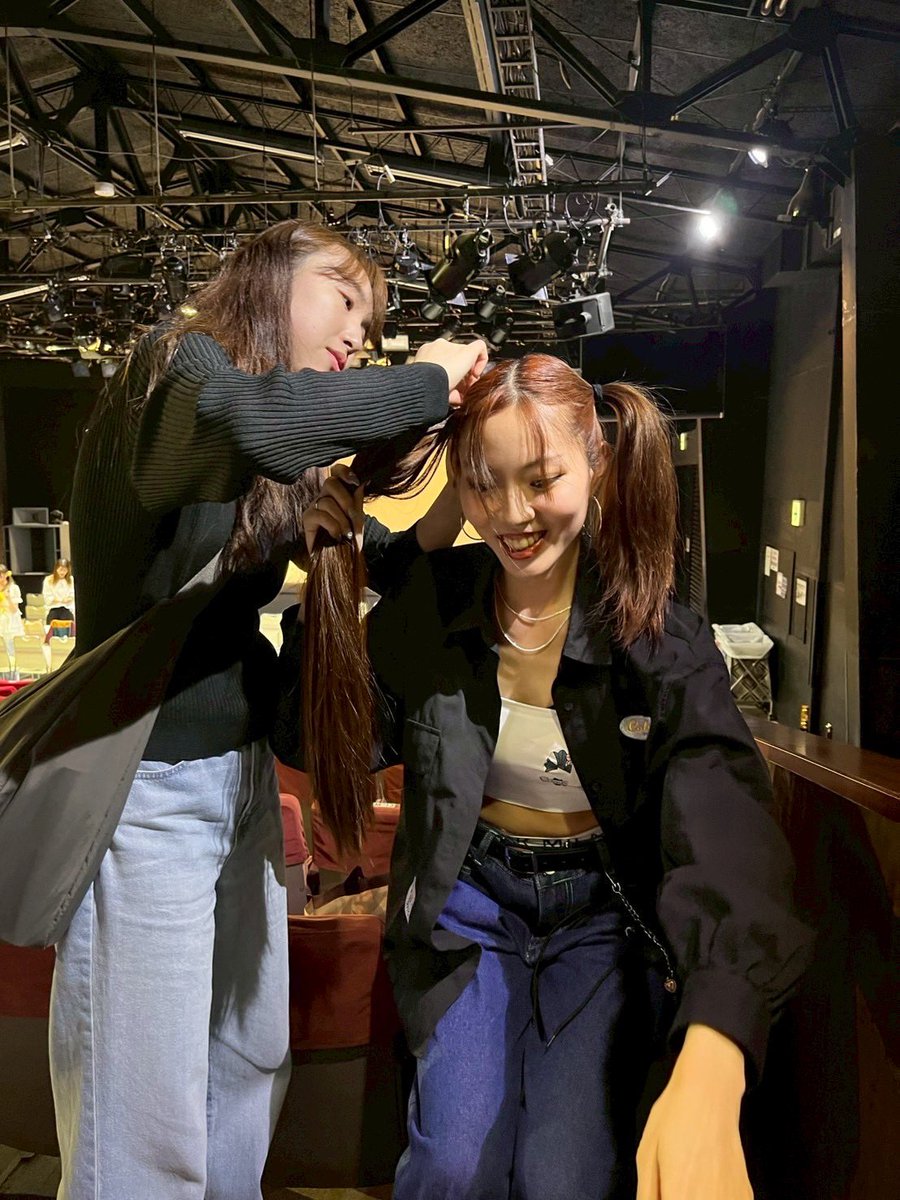 ri_cmb's tweet photo. ヘアセットは5人係のおかげで
安心安全のガチガチ
ツインテールが完成して踊れました！笑

そしてスタイリスト兼監督りんかちゃん
写真撮影さななんねっぴぃで
無事ナヨンちゃん真似っこも
できました🫣🩷笑

みーんな甘やかしてくれる優しい😆🩵

#おとこん大阪 https://t.co/6W0opbvVj5