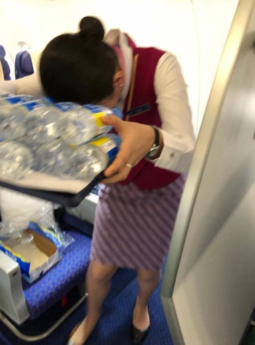 sushan0329b's tweet photo. 吾皇万岁，请喝水 哈哈哈哈 https://t.co/hWUSIAvFeh