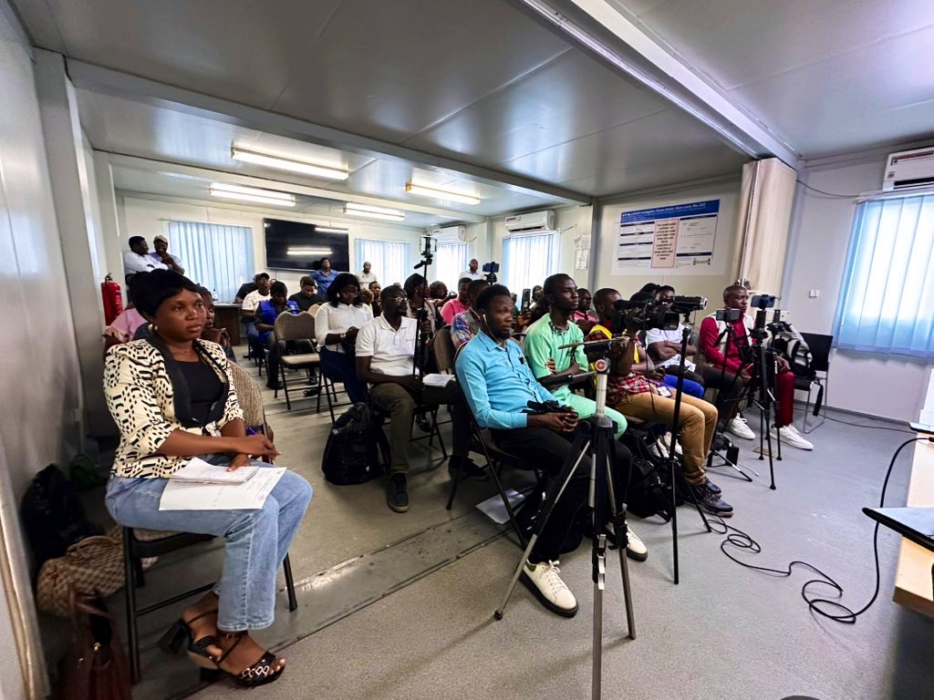 mohs_sl's tweet photo. Happening now! frank exchanges between the media, health workers &amp; @DembyAustin at a press conference organized by #NPHA to provide critical updates &amp; #MoH’s plans to fight against the ongoing #Mpox virus. As cases continue to rise, MoH is working tirelessly to end transmission. https://t.co/54VqZ2aCWv