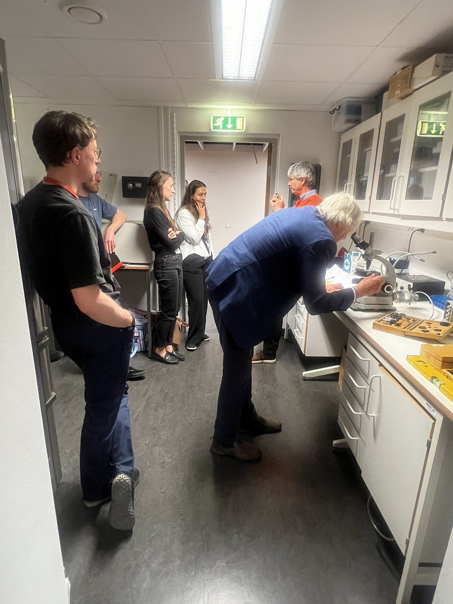 #Normic2025 13th NorMIC workshop is on. We have recovered the 1965 zeiss diffraction kit design by Abbe himself. Amazing teaching kit. Both teacher and students are having fun 🔬🔬🔬