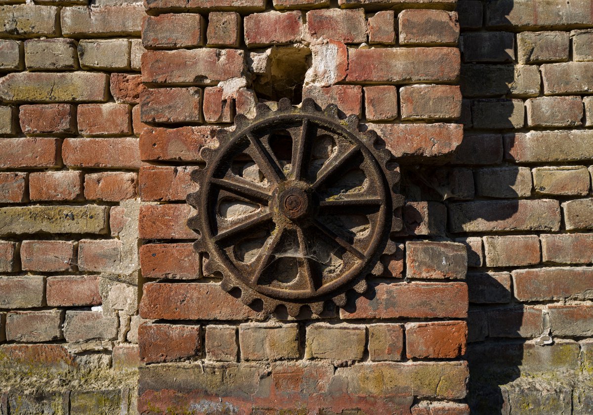 CMaisse's tweet image. 6-9-27
l'engrenage

#Flixecourt
#rouage
#roue
#engrenage
#mecanique
#brique
