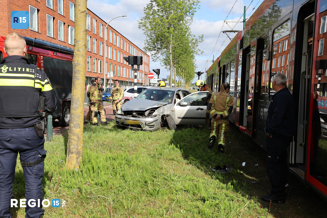 Twee gewonden bij aanrijding auto en tram in Den Haag