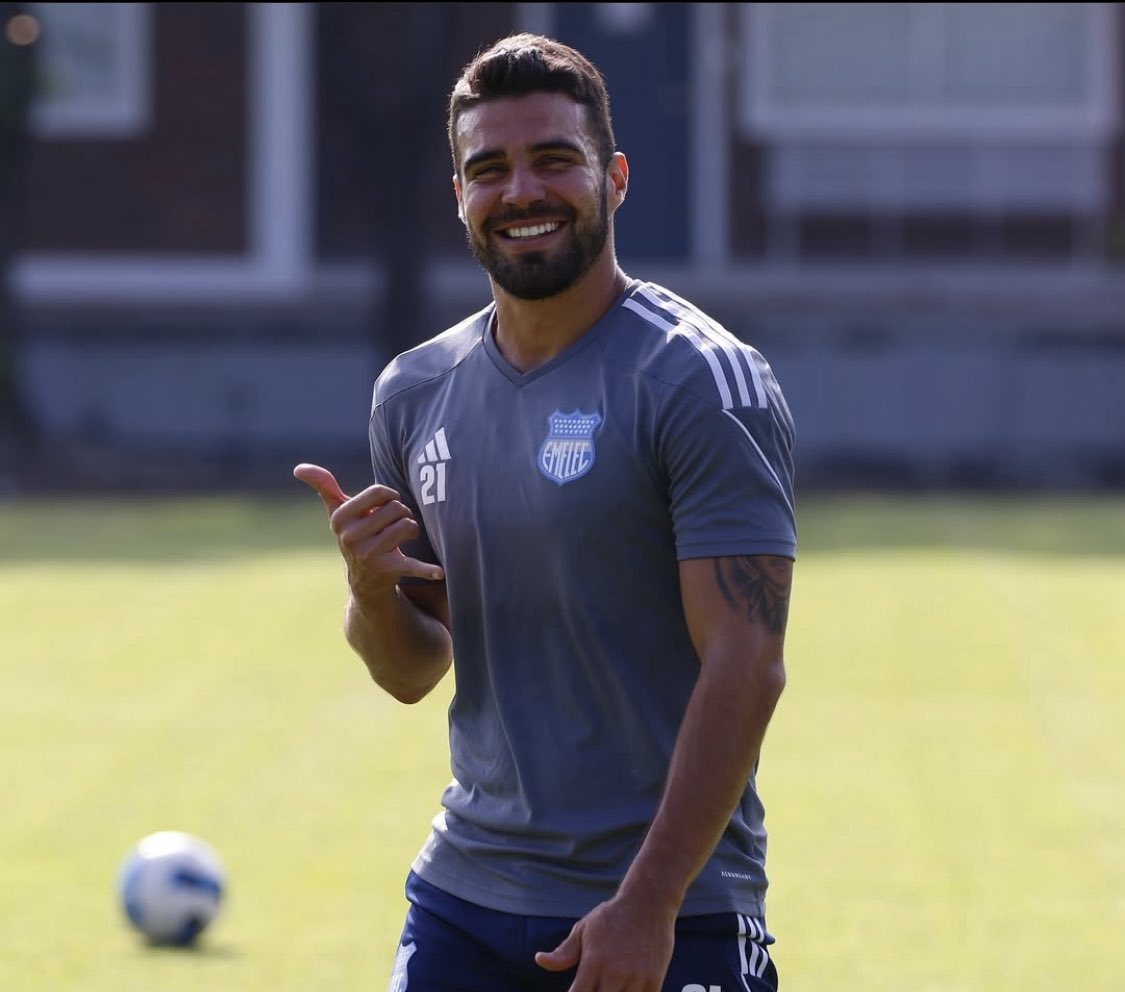 javieralavar's tweet photo. Alexander González @CSEmelec 🦬 ⚔️

“Mi intención es quedarme en el club, 🏟️ 🔵⚡️encontré mi lugar, la gente me quiere y yo los quiero mucho a ellos, si las cosas siguen bien no será de mucho tiempo para renovar mi contrato” ✍🏻📄

Entrevista para @ElCanalDFutbol https://t.co/55UXbHcUZN