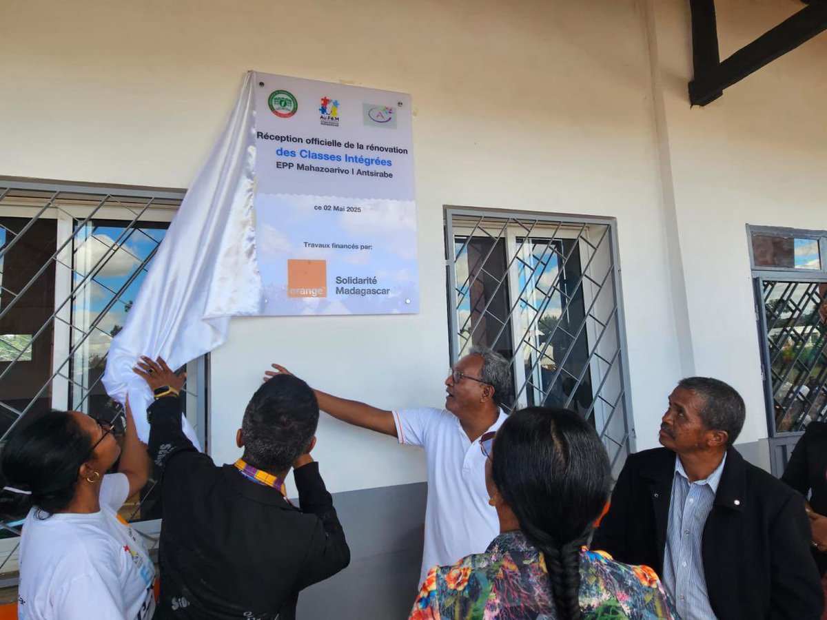OSMadagascar's tweet photo. 🌟 Moment fort à l’EPP Mahazoarivo I d'Antsirabe ! Nous avons célébré la réception officielle des travaux de rénovation des Classes intégrées, un espace d’apprentissage et d'inclusion pour les enfants autistes, gérées par AEEDI, membre d'Autisme Fédération Madagascar (AuFéM). 💙 https://t.co/mh21tKNkE2