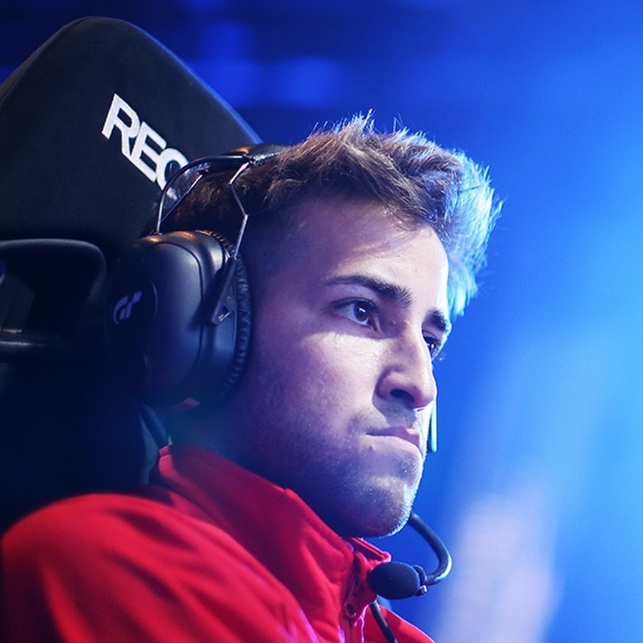 InfinityGSeries's tweet photo. Hoy contamos con visita especial en cabina: @ManuRodry94 se une a @AGarnata para narrar las dos carreras de la jornada 🔥

“El papito” se cuela en las #InfinityGSeries para poner toda su sabiduría al servicio de la grada virtual 🎙️🏁

📺 YT @Mach25Gaming 
⏱️ 20:30 (CET) https://t.co/nQzJkAJLpp