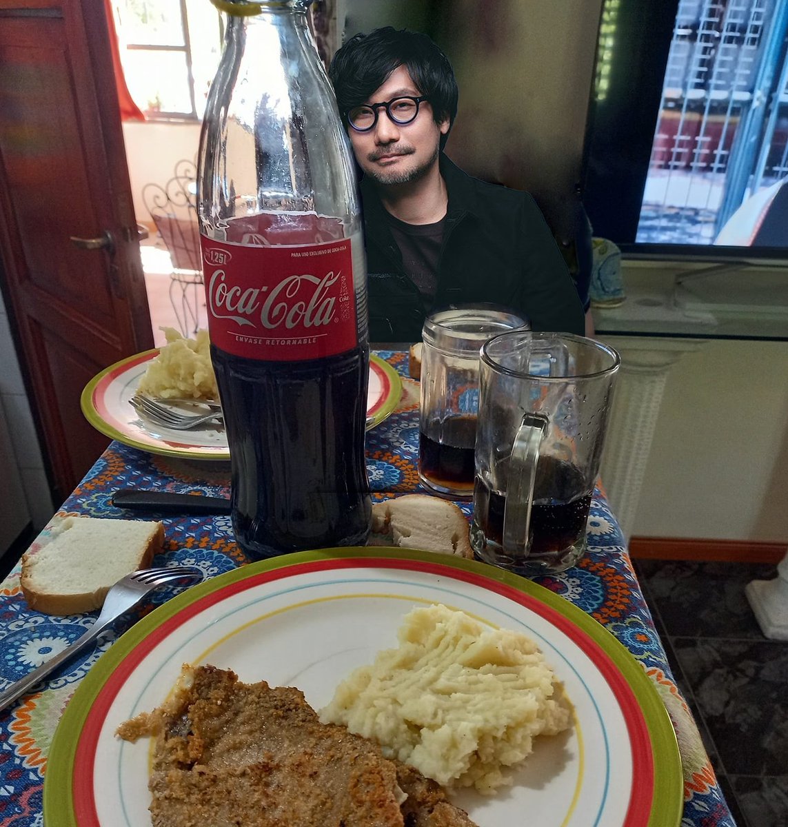 -Maaaaa, Kojima quiere más milanesas!
-彼は嘘をついています、奥様。