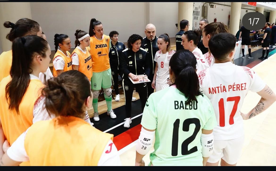 Avui <a href="/ClaudiaPons8/">Clàudia Pons</a>, seleccionadora absoluta de futbol sala femení ens ha deixat reflexions claus. ⚽️

"Adapto el que veig al futbol masculí, però no ho copio: cada grup és un món 🌍." Cal entendre el context per adaptar la planificació i optimitzar el rendiment.🗓️ #peafe25inefc
