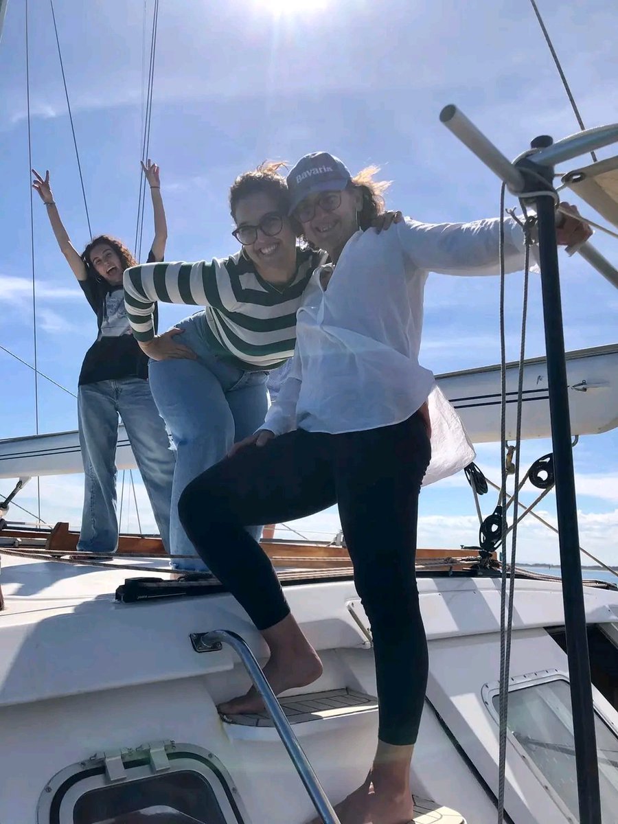 Valencia Sea. March 16, 2024.
Why buy a boat if you have friends who already have one? 😘😘😘 Yesterday I spent a wonderful day with the family on a 25-meter, two-masted sailboat. The sun was shining brightly when we went out to sea.