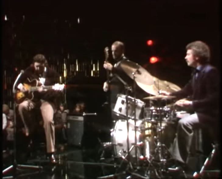 BARNEY KESSEL, guitarrista. 17-10-1923 / 06-05-2004.
guitarrista con dones excepcionales, la improvisación melódica, su elegancia, sentido del blues y un swing que solo los grades poseen.
-Barney Kessel “Autumn Leaves” youtube.com/watch?v=NLBr7p…
#Jazz