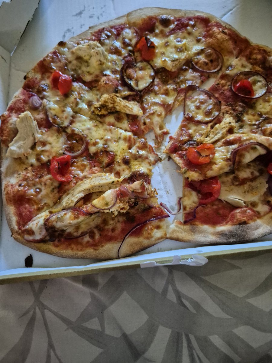 HayesEdwina's tweet photo. @JustEatIE ordered pizza and this is the way it arrived thanks to your delivery driver! I would have thought it was simple that pizza has to be kept flat... #delivery #justeat https://t.co/VW20RUm0Oq