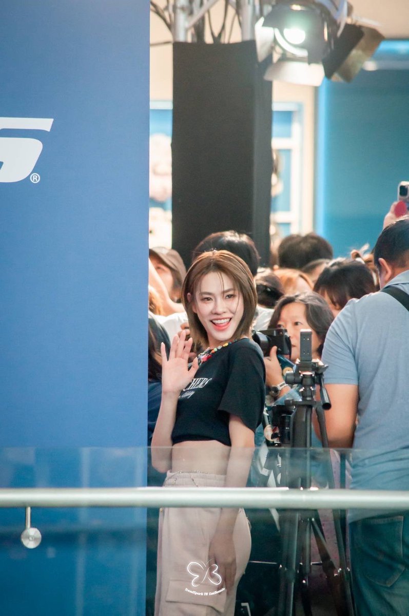 น้องคนนั้นน่ารักจัง          แต่..เขามากับพี่สาวคนสวยคนนั้น 😌💜🧡

EMIBONNIE X SKECHERS
#SkechersTHxEmiBonnie
#SkechersTH #SkechersMegaBangna

#EmiBonnie #เอมี่บอนนี่
#emiamily #beonnnie