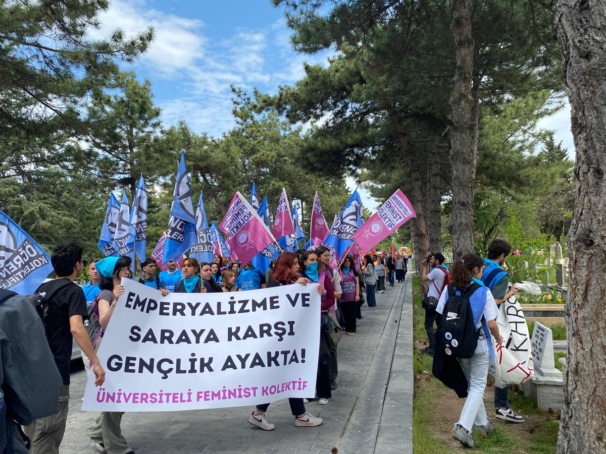 Delikanlım!
İyi bak yıldızlara,
Onları belki bir daha göremezsin.

Delikanlım!
Senin kafanın içi
Yıldızlı karanlıklar kadar
güzel, korkunç, kudretli ve iyidir.