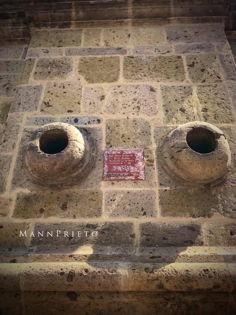MannPrieto's tweet photo. #DiariodeMann✍🏾 “Aquí estuvo la casa de Don Martin Casillas. Maestro insigne del Reino. Constructor de Catedral”.

Nomenclatura realizada en #Tonala colocada sobre la esquina surponiente del Palacio de Gobierno de Jalisco. 

 #soydetonala®🌞 #elsenderodelnahual🐺 https://t.co/fKl5rflvo8