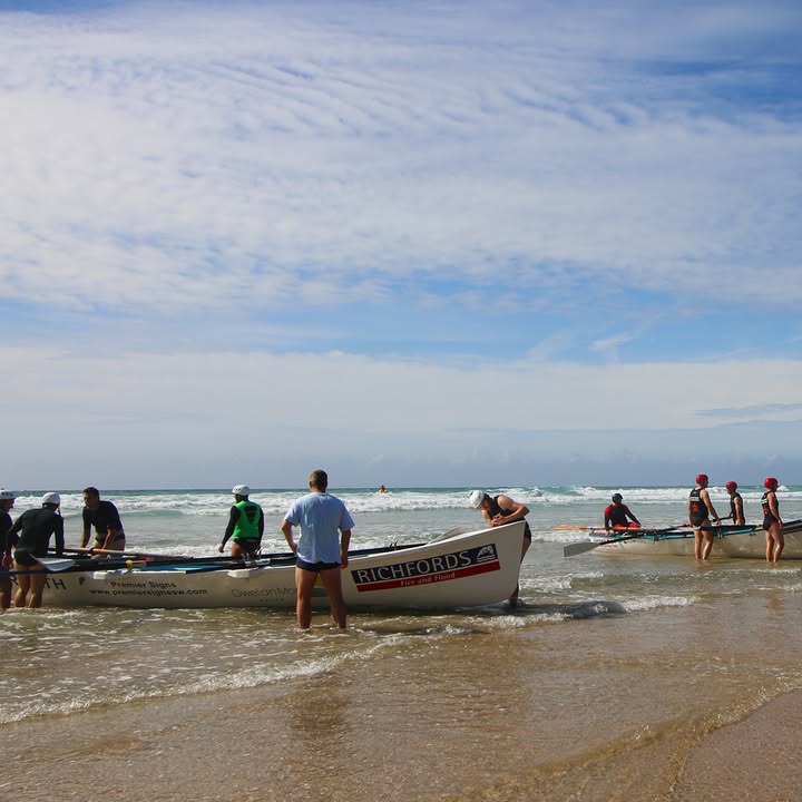 BIG WAVES. BIG ENERGY.
On 7 June, swap boards for oars when the UK Surfboat racing lands back in the Bay. This is edge-of-your-seat stuff – even when you’re not on the boats punching through the waves and racing the peaks back to shore. Best watched barefoot from the sand.