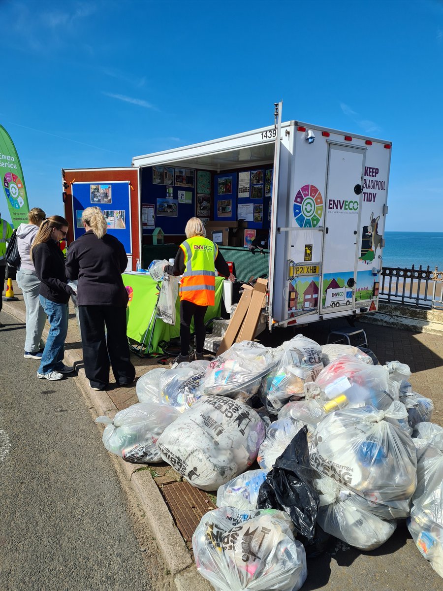 The Cosy Homes Team at <a href="/BpoolCouncil/">Blackpool Council</a> did a great job this morning, helping to keep the beach and promenade clean &amp; tidy, as part of the <a href="/EnvecoBlackpool/">EnvecoBlackpool</a> Beach Litter Pick Marathon. Well done team! 
#beachtidy #beachlitterpickmarathon #blackpool #beachclean #blackpoolbeach