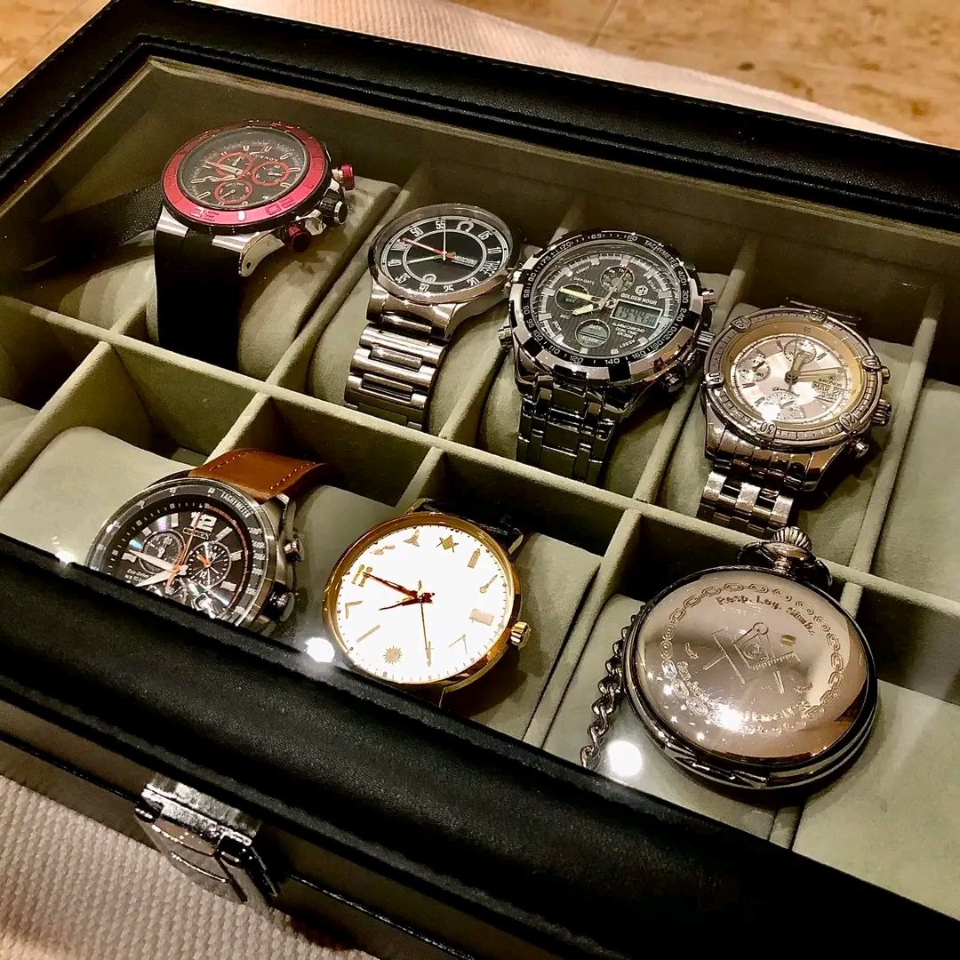 My small watch collection, which I'm very proud of.
The Three Wise Men, Amazon, brought me the box that serves as a display case.
#watch #collection #newdisplaycase