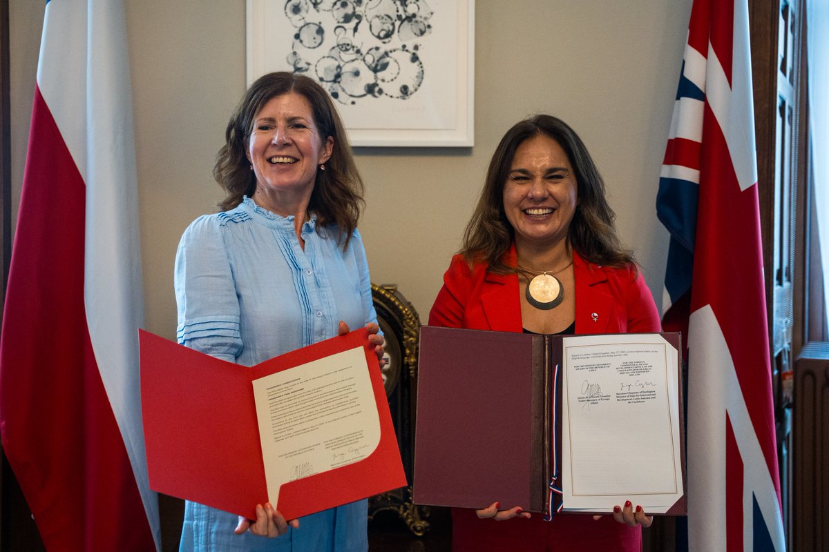 Chile is a vital partner in our shared efforts to promote equality for women and girls. On Friday I signed our first MoU on women's empowerment with my Chilean counterpart <a href="/gdelafue/">Gloria de la Fuente</a> 🇬🇧🤝🇨🇱