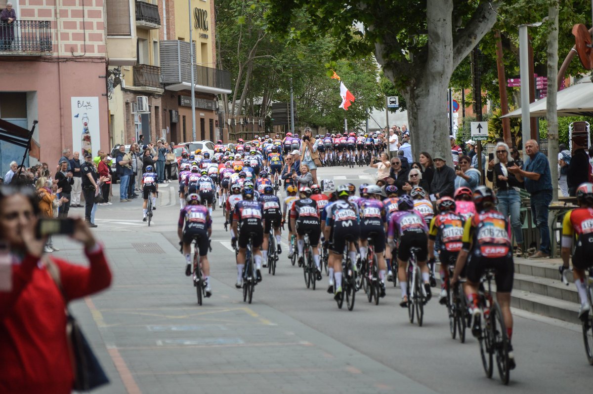 La Vuelta a España Femenina 2025 transita por las calles de Barbastro. 📸