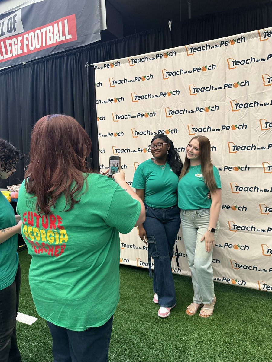 TeachinthePeach's tweet image. Our Statewide Educator Signing Day is off to a great start! We can’t wait to celebrate these students as they commit to pursue teaching as a profession and educate Georgia’s future students! #teachinthepeach #educatorsigningday #georgiateacher