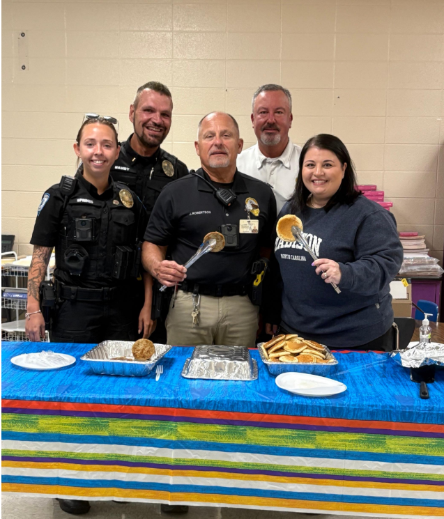 Thank you so much to our SRO Joey Robertson and the Madison Police Department for providing the teachers and staff a wonderful Pancake breakfast this morning for teacher appreciation week! It was amazing! 💙🤍