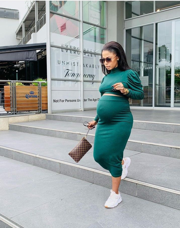 - 🇺🇸 Rihanna - 3 children 1 baby daddy 

- 🇿🇦 And here you’re looking at 4 women… 14 baby daddies 😭😭😭😭