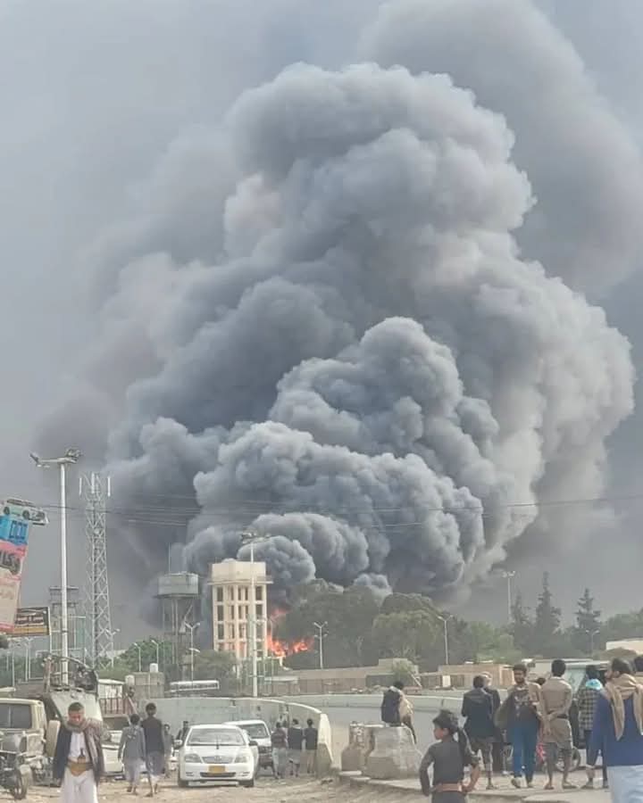 لا توجد في اليمن ملاجئ يذهب الناس لها كي يحموا أنفسهم ، لذا هم يذهبون لرؤية القصف بشكل مباشر أو يصعدون الاسطح والأماكن المرتفعة لمشاهدة القصف وإن كان ذلك فيه خطر على حياتهم.
.