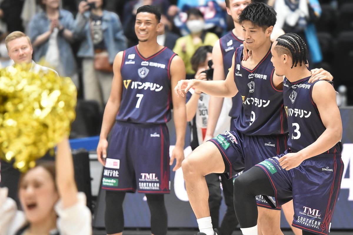 pudding_m's tweet photo. 最終戦セレモニーのYセレ🕺🕺

#ビーコル  #横浜ビーコルセアーズ  
#杉浦佑成 選手  #キング開 選手 https://t.co/dQpcp1IDAf