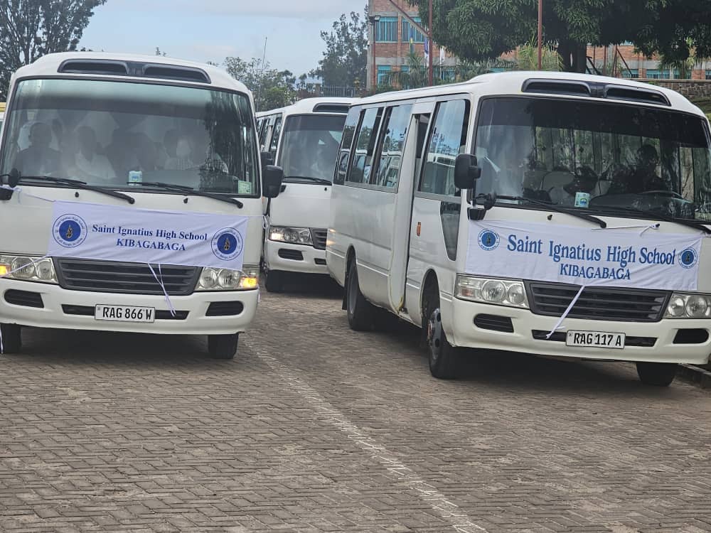 IgnatiusHigh's tweet photo. Our #S2 and #S1 students escorted by the @Rwandapolice are in a study tour to @IntekoyUmuco mu Rukali and chez @SinaRwanda respectively.
We thank @Rwandapolice for unparalleled service that inspire our children and this new policy of assuring road safety in charter bus .👏 https://t.co/Eq02h2EE9z