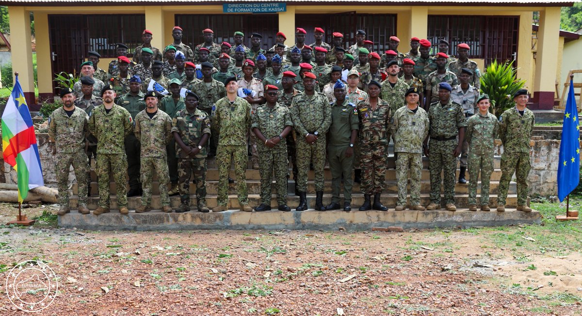 🇨🇫 🇪🇺 Today, at the Officers’ School in Camp Kassai, a ceremony was held to mark the opening of a new Transmissions Course. The event took place in the presence of Colonel Teya, Commander of the Officers’ School, along with representatives of the FACA and EUTM RCA.