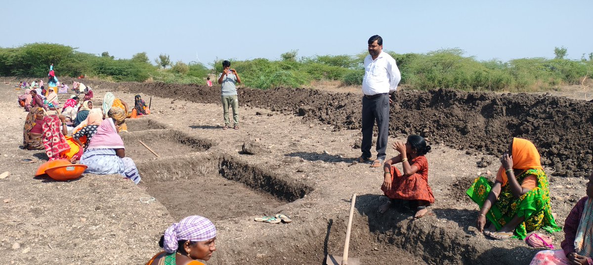 TPIECV's tweet image. ಗದಗ ತಾಲೂಕಿನ ತಿಮ್ಮಾಪುರ ಗ್ರಾಮದಲ್ಲಿ
ದುಡಿಯೋಣ ಬಾ ಅಭಿಯಾನದಡಿ ಮಹಿಳಾ ಕೂಲಿಕಾರರಿಂದಲೇ ಸಮುದಾಯ ಬದು ನಿರ್ಮಾಣ ಕಾಮಗಾರಿ ಪ್ರಗತಿಯಲ್ಲಿದೆ.
ತಾಪಂ ಸಹಾಯಕ ನಿರ್ದೇಶಕರು (ಉಖಾ) ಭೇಟಿ ನೀಡಿದರು. ಪಿಡಿಒರವರು, ತಾಲೂಕು ಐಇಸಿ ಸಂಯೋಜನಕರು, ಟಿಎಇ, ಬಿಎಫ್‌ಟಿ, ಜಿಕೆಎಂ ಇತರರಿದ್ದರು. @Bharath_Selvan sir, @ZP_Gadag @MgnregsK @Namma_Gadag