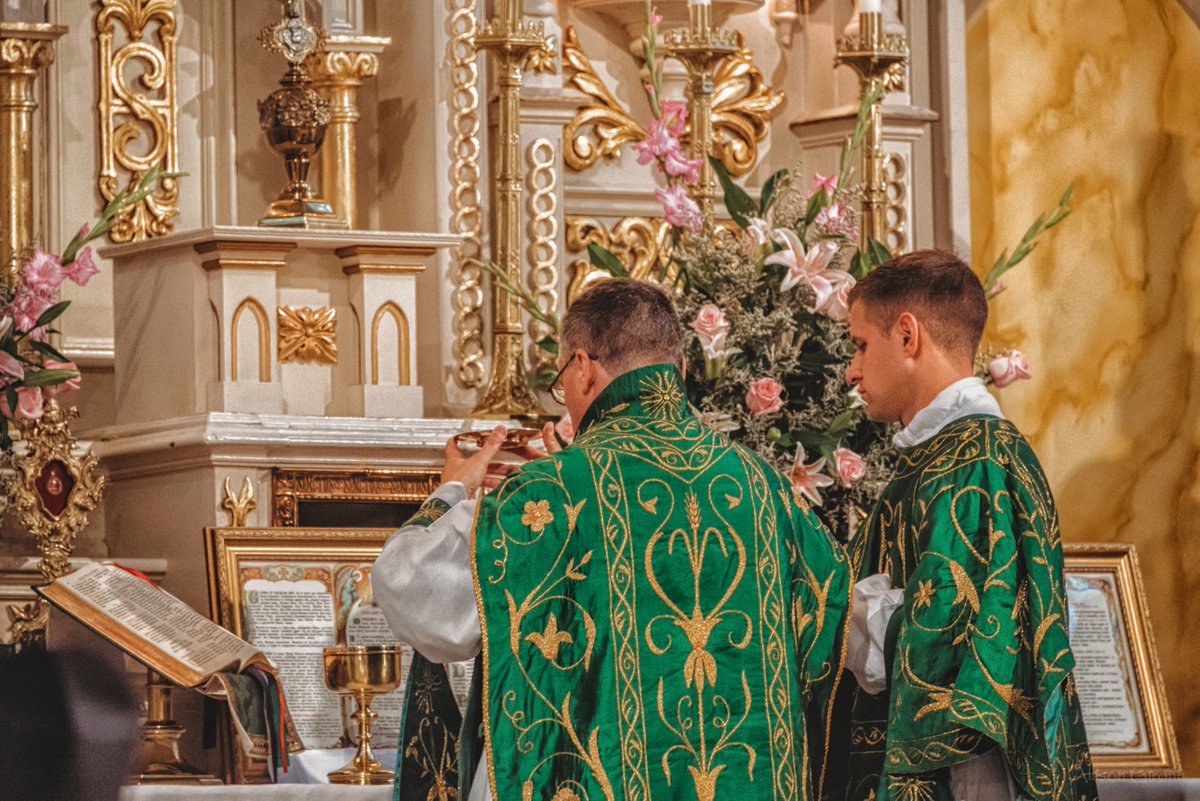 tradcathdixie's tweet image. 10 Reasons why you should only attend the TLM - a thread π§΅
The Traditional Latin Mass or Ancient Roman Rite, has it's origins in St. Peter himself, who composed the Roman Canon. It is a direct Apostolic Tradition, unchanged, the NO "Roman Canon" is a highly modified version.β¦