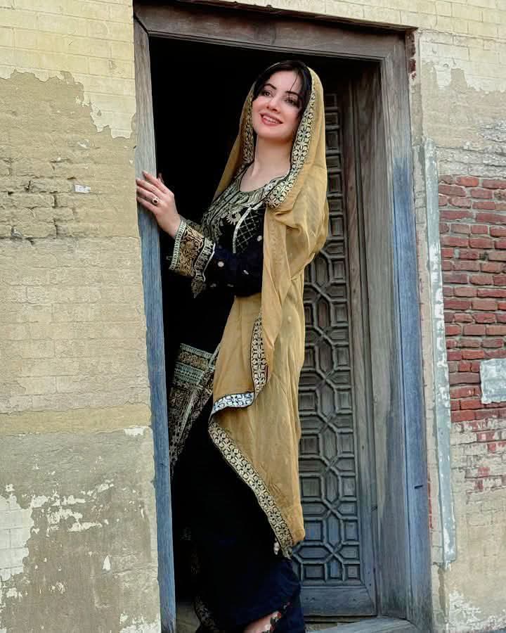 جان دینے کی اجازت بھی نہیں دیتے ہو
ورنہ مر جائیں ابھی مر کے منا لیں تم کو

جس طرح رات کے سینے میں ہے مہتاب کا نور
اپنے تاریک مکانوں میں سجا لیں تم کو

اب تو بس ایک ہی خواہش ہے کسی موڑ پر تم
ہم کو بکھرے ہوئے مل جاؤ سنبھالیں تم کو !!!🍂