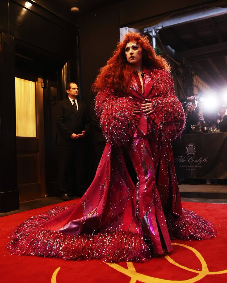 dailyroan's tweet photo. chappell roan on her way to the 2025 #MetGala!

photographed by janayejohnson on ig https://t.co/k0qABtr7rV