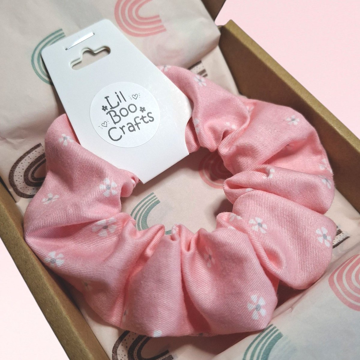 LilBooCrafts's tweet image. Soft pink + dainty white flowers = total spring vibes!

The Blossom Blush Scrunchie is live now on Etsy!

#LilBooCrafts #HandmadeScrunchie #EtsyUK #FloralStyle #PastelVibes