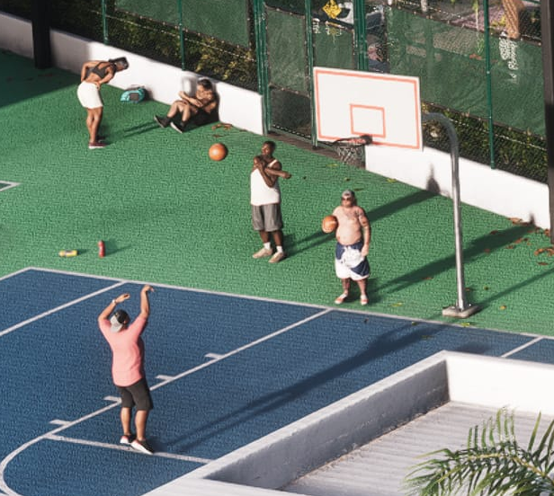 KillazSpain's tweet photo. Actividades que se pueden ver en las imágenes de GTA 6 (aunque no podemos confirmar que podamos hacerlas nosotros)

Baloncesto
Mini-Golf
Futbol americano (probablemente no)
Detectar metales https://t.co/L4Pwv3VuT7