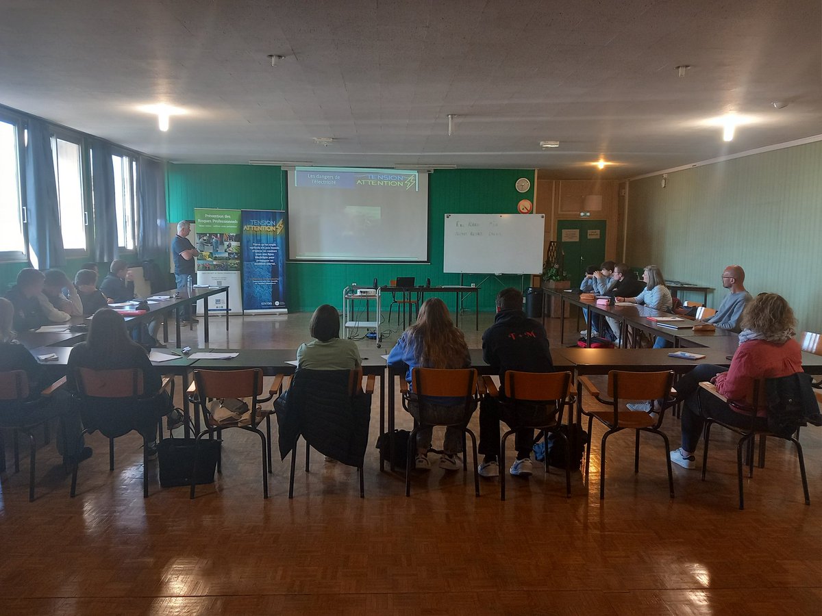 NicolasBecard's tweet photo. 📢  Aujourd'hui c'était atelier de prévention et sensibilisation aux risques à proximité des ouvrages électriques⚡️pour les élèves de 1ère BAC PRO et TECHNO du lycée agricole de Rethel 🚜
@enedis_GrandEst en partenariat avec la MSA.
#TensionAttention #sécurité https://t.co/dK0su2wKnQ