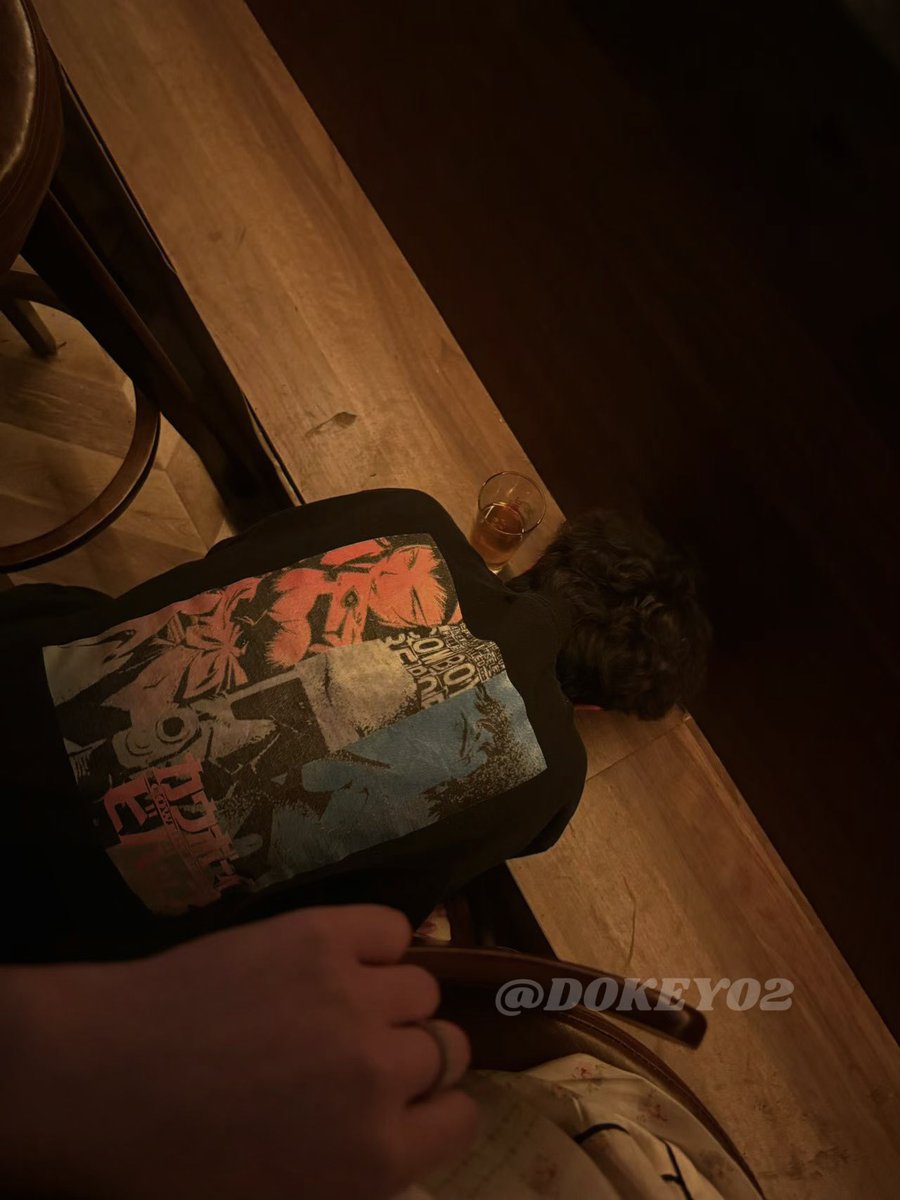 小狗的吧台是主人们的脚凳