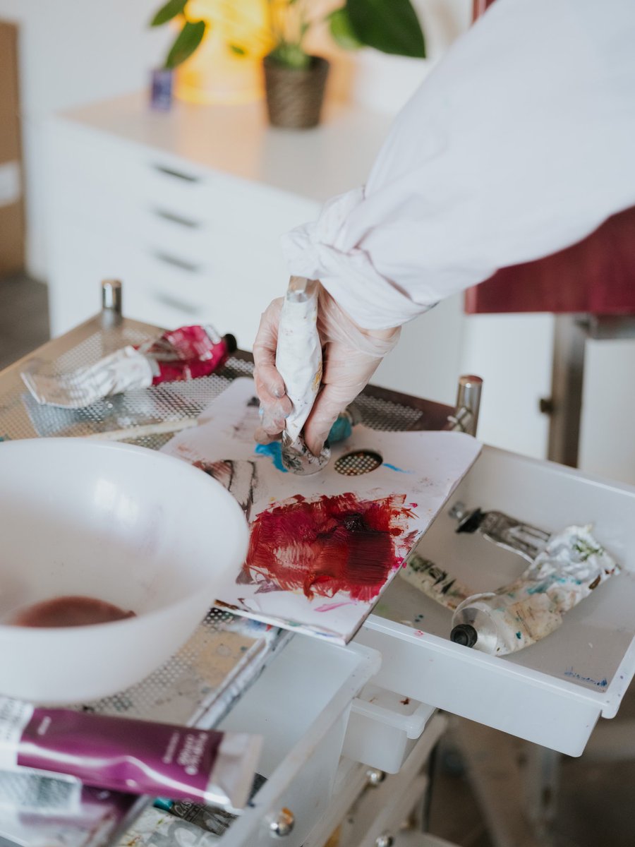 RobertaHeslop's tweet image. This is where it starts—mixing colour, letting go, feeling it all. No rules, just freedom and honesty in every stroke.
Art is how I set it all free.
🎨💫
#LiberationThroughArt #InTheStudio #AuthenticExpression