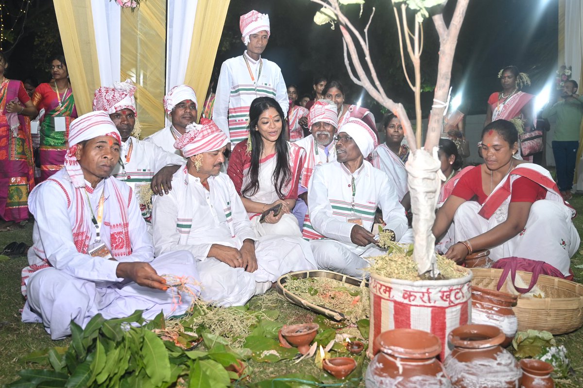आदिवासी परंपरा क्या है ? 

🌱आदिवासी परंपरा समाज के पूर्वजों द्वारा स्थापित - रूढ़िवादी रीति , धार्मिक और सामाजिक प्रथा पर आधारित है 

🌱विभिन्न जनजातियों की अपनी बहुस्तरीय व्यवस्था है ( पड़हा ,माझी परगाना ,ढोकलो सोहर ,मानकी मुंडा ,इत्यादि) -समाज के रूढ़िवादी रीति ,त्योहार ,पूजा,