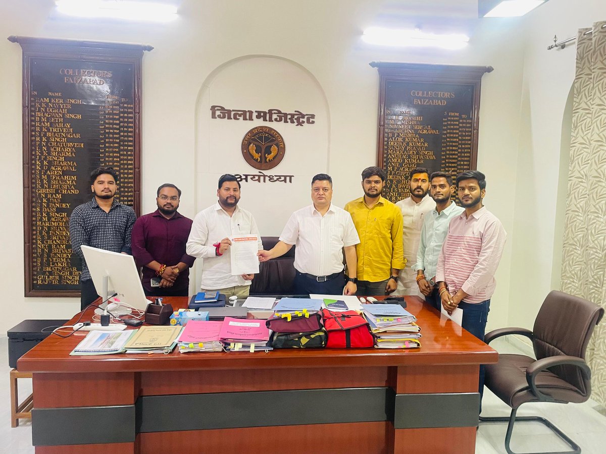 AbvpAyodhya's tweet image. अखिल भारतीय विद्यार्थी परिषद के प्रतिनिधिमंडल ने राष्ट्रीय मंत्री श्री अंकित शुक्ल के नेतृत्व में जिलाधिकारी अयोध्या को कल होने वाली &quot;सिविल डिफेंस मॉक ड्रिल&quot; में सहभाग हेतु सेवा पत्र सौंपकर हरसंभव सहयोग हेतु वार्ता की।
#mokdrill